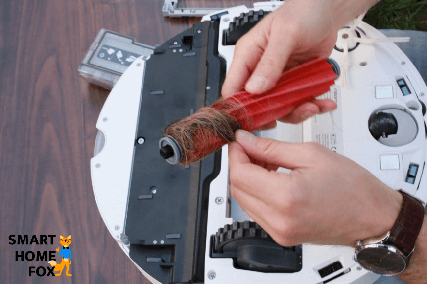 Die Gummibürste des Roborock S7 wird von Haaren gereinigt.